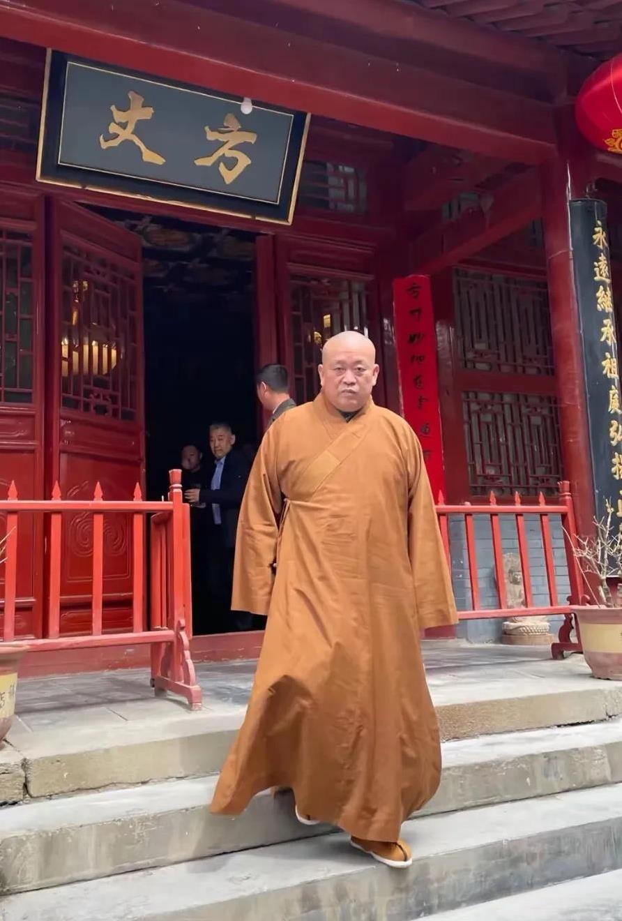 没有非谁不可，一个26年的方丈，换下来只需要2天。虽然他品行确实有问题，但是有