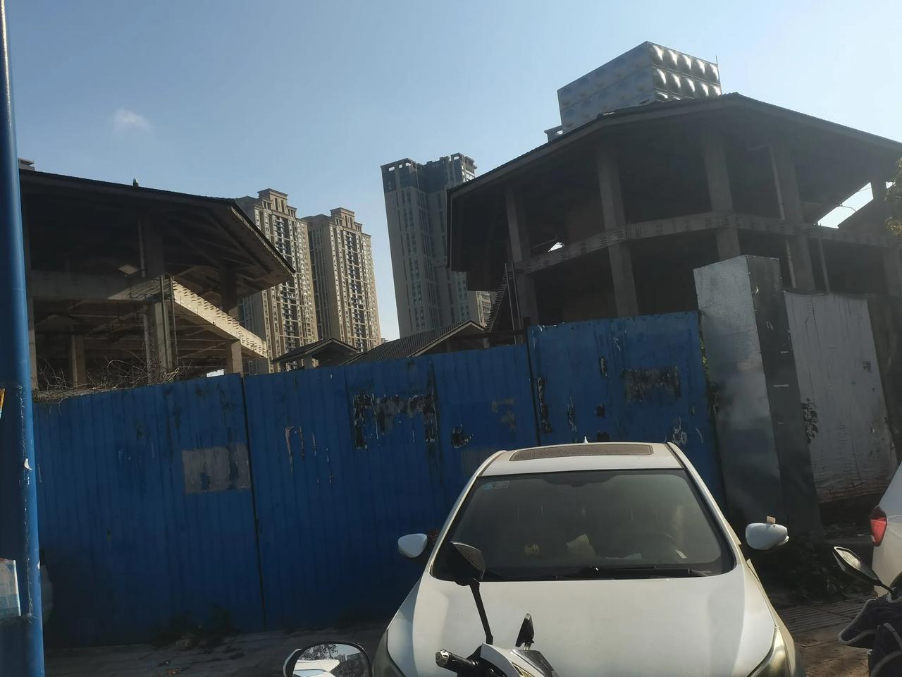 盘龙区俊发城里面有一个防建筑，可惜也没有建好，叫龙泉古镇，是俊发投资的，这里曾经