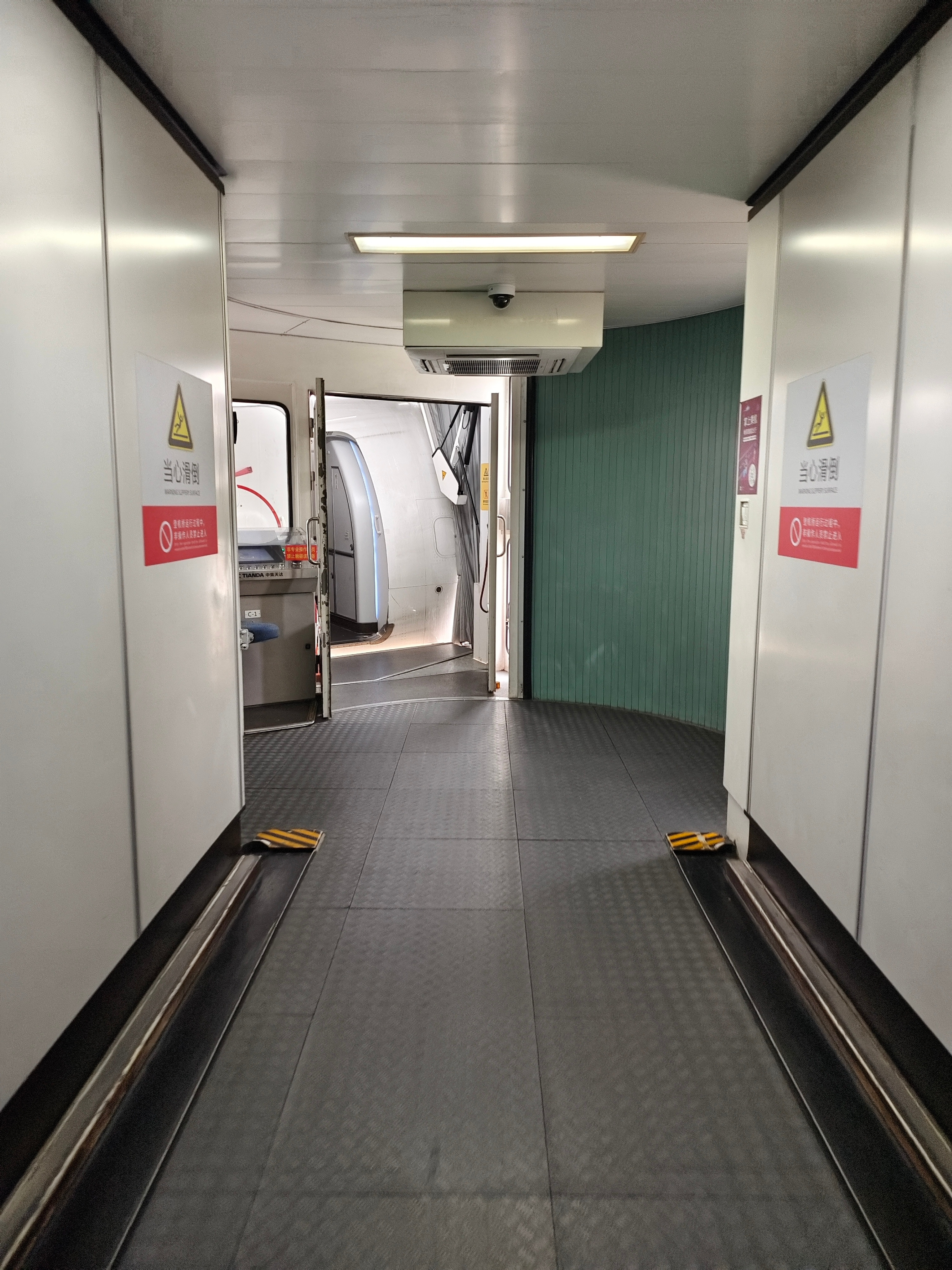 第一次第一个上飞机