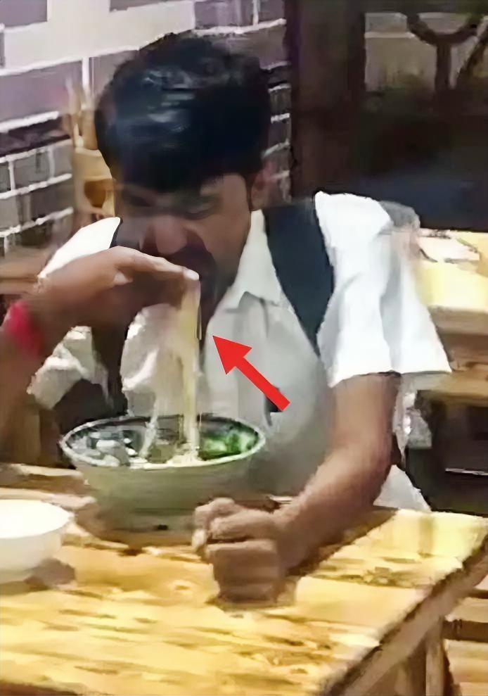 印度人吃面条用手抓？这画面真是太搞笑了。一位中国人带印度朋友去吃面，而这