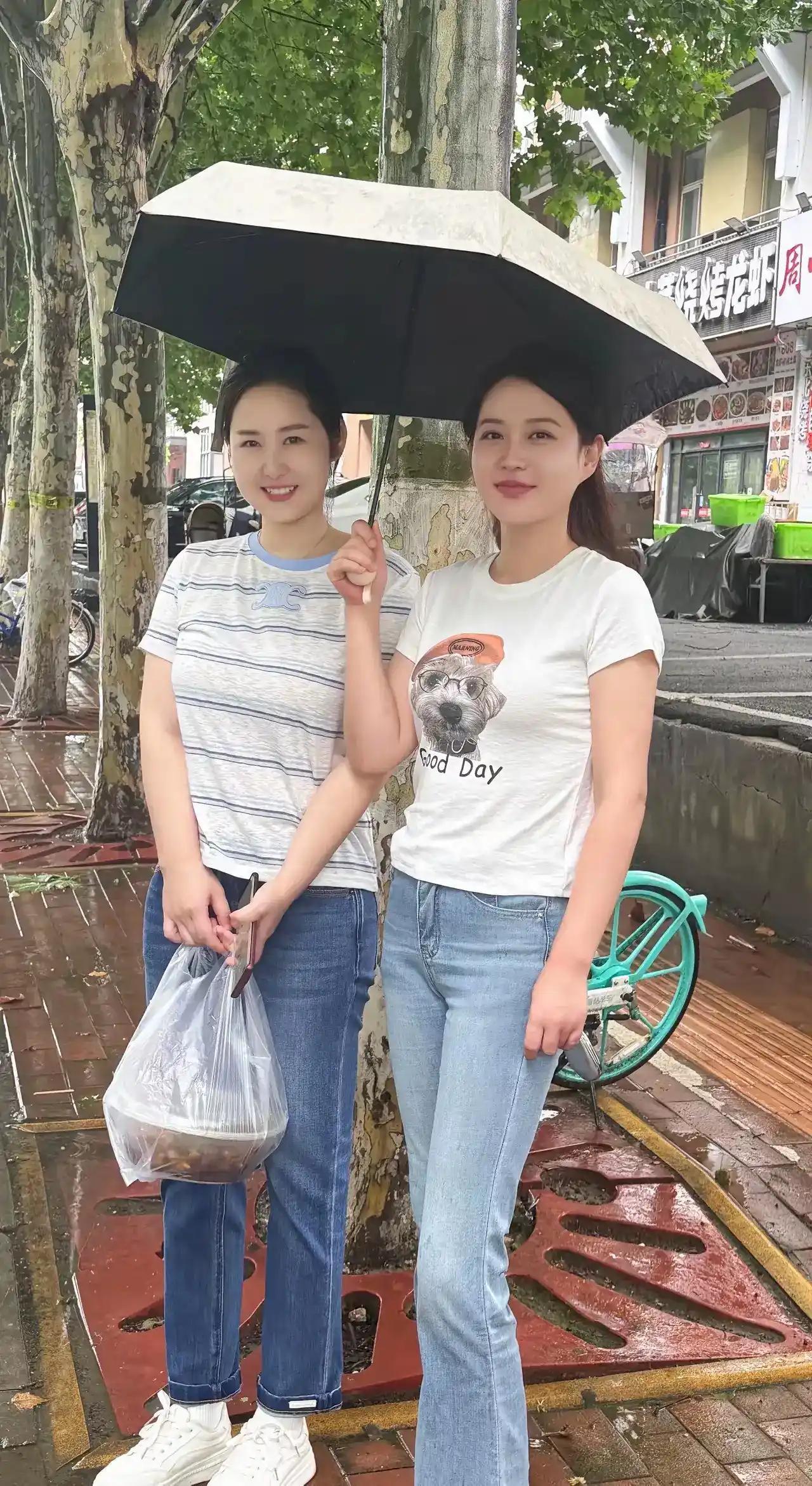 两个青春靓丽的美女小姐姐，哪个更漂亮呢？