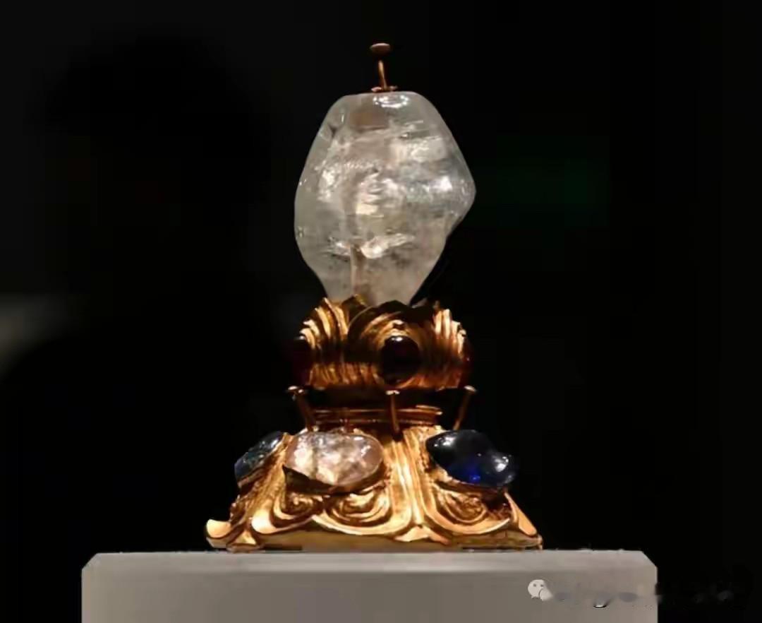 湖北省博物馆那个200克拉的“大冰糖”被人围观的时候，说明牌上写的是“蓝宝石”。