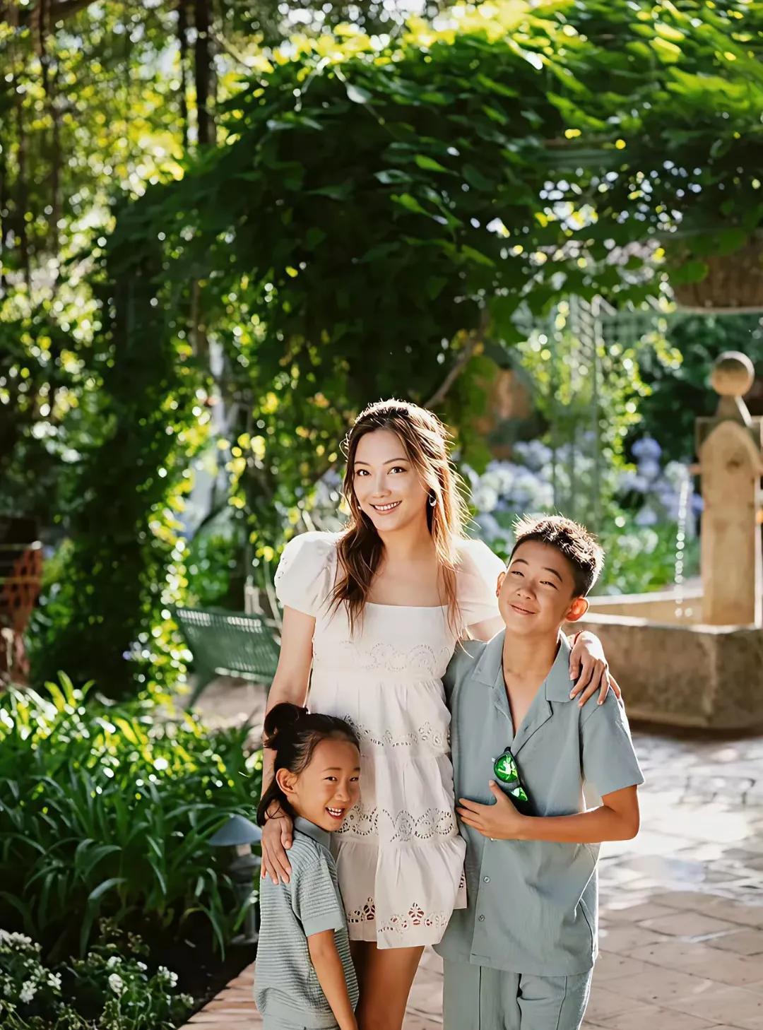 应采儿两个儿子一个也没有继承到妈妈的颜值都和爸爸长的一模一样[汗]