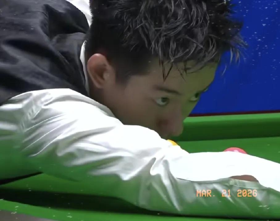 真牛！吴宜泽打出单杆77分，以77-44再一次单局逆转拿下第10局。第三度将比分