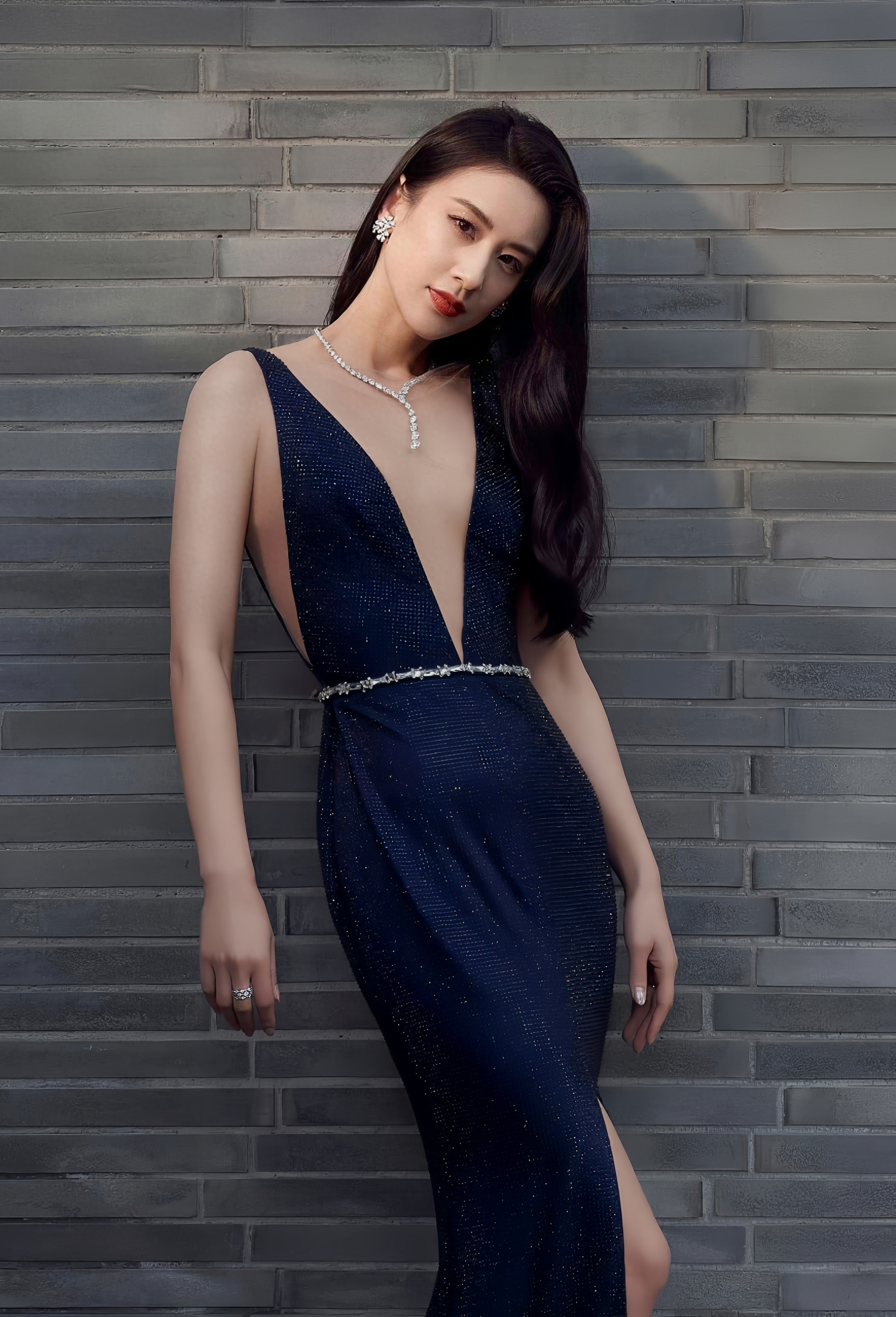 43岁的黄圣依依旧风韵犹存,女人味十足,令人着迷!