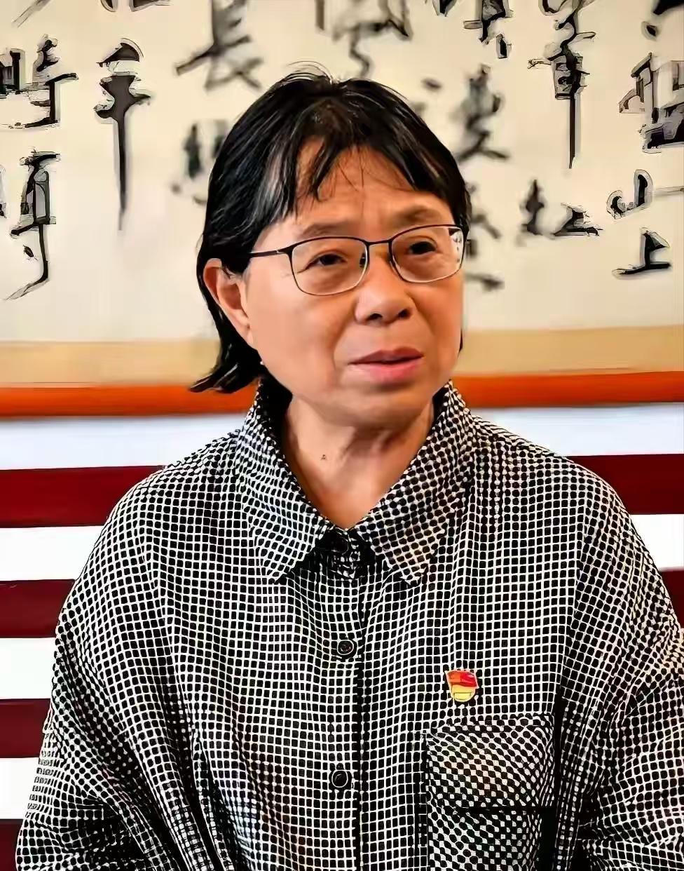 离任不离场，张桂梅卸任华坪女高校长。近年来，68岁的张桂梅因身患小脑萎缩、骨瘤等