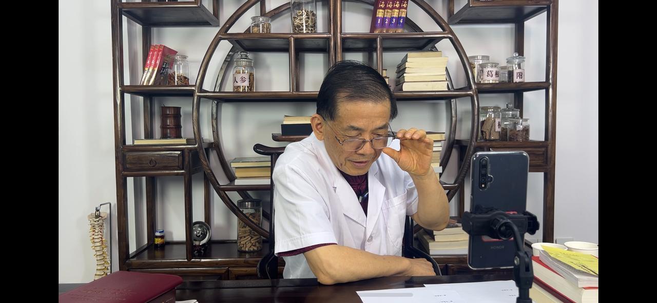 曾经接诊了一位52岁的钟女士。患者自述反复颈肩酸痛伴右上肢麻木3年，尤其