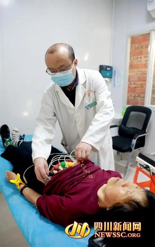 这医生色胆包天！广西南宁，女子8月3日在医院疼痛科就诊，诊室仅她与男医生两人，医