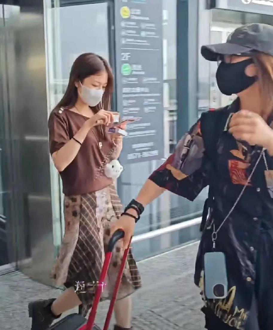 李兰迪刮彩票以为中了7万，结果粉丝说是定制的，不得不说这届粉丝太会玩了。近日粉