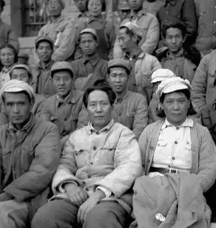 毛主席：“政治和艺术的统一，内容和形式的统一，革命的政治内容和尽可能完美的艺术形