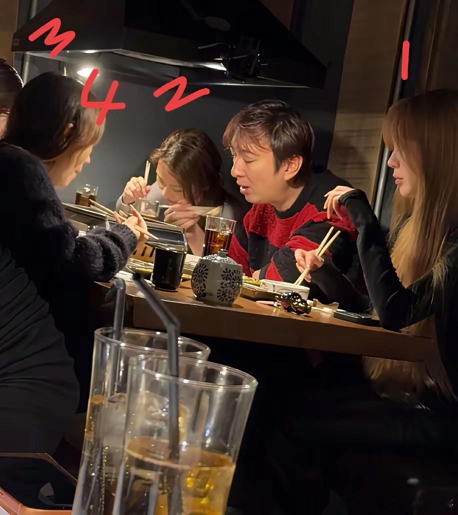 37岁的王思聪如今基本定居樱花之国，近日被拍到在居酒屋吃烤肉，身旁美女环绕谈笑风