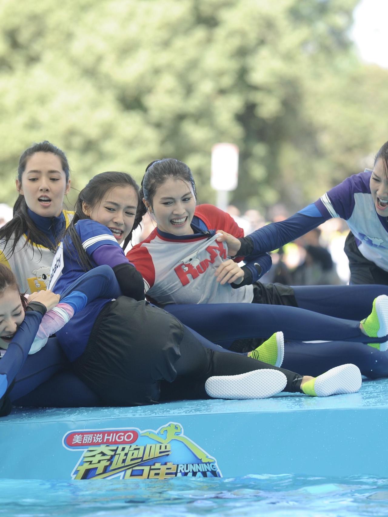 那年的杨颖基本不化妆！杨颖偶遇明星明星合影这个动作有点难