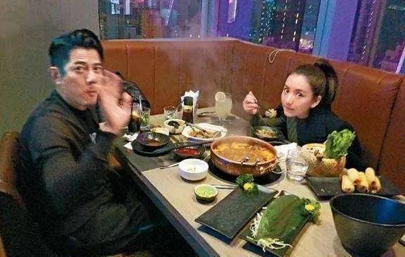 香港亿万富翁郭富城和老婆方媛一起去吃火锅，桌面上有两杯饮品，这事儿有意思的点，