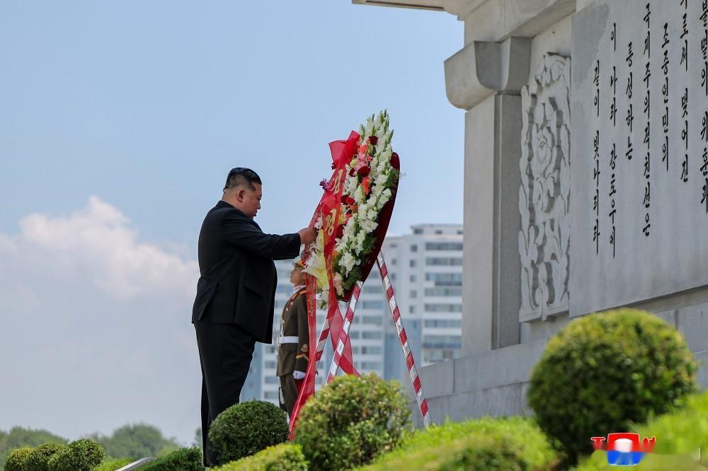 金正恩参谒中朝友谊塔并敬献花圈。​​​