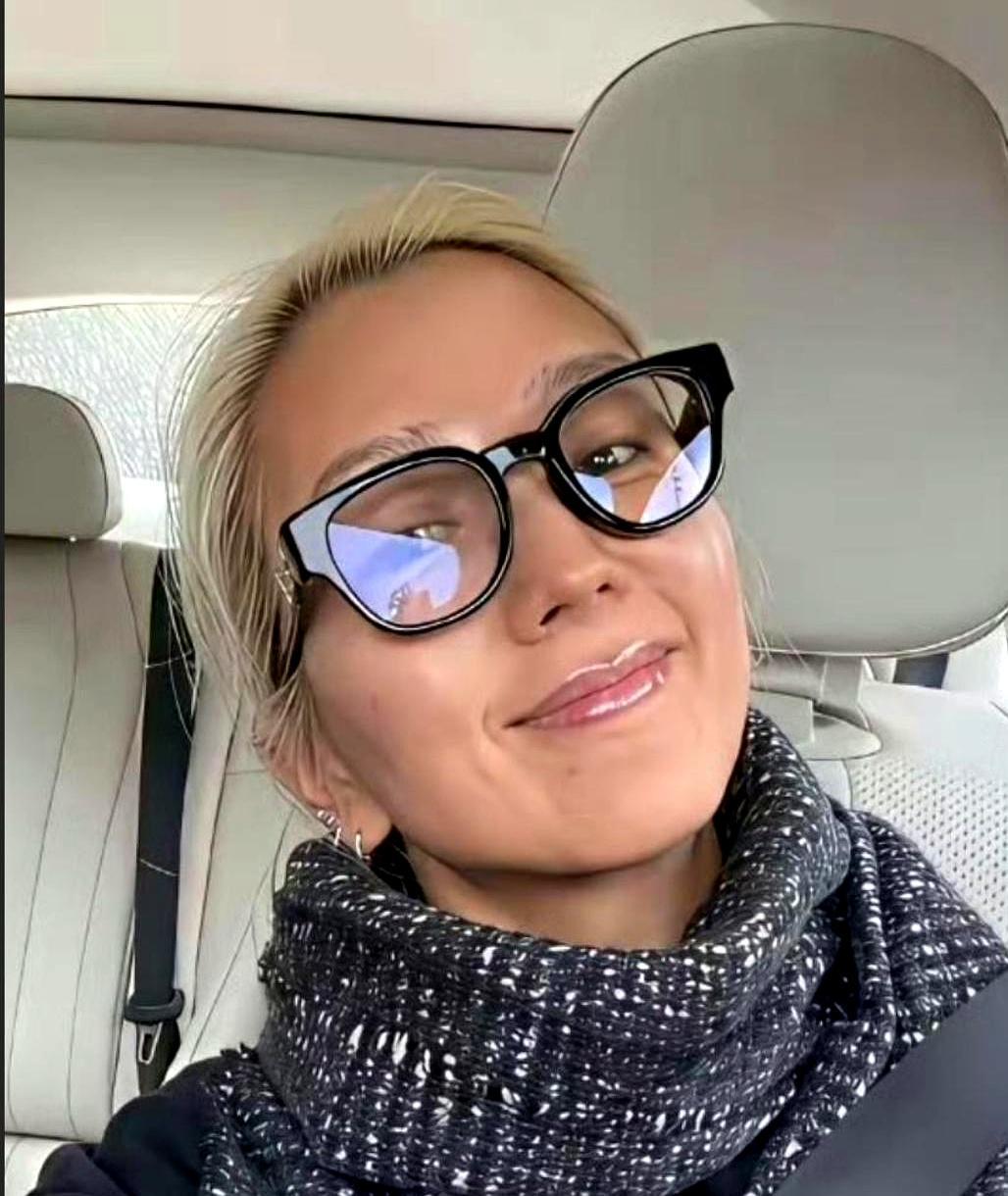 别人520晒转账晒玫瑰，何洁直接砸出一张十万起步的月度账单。四个孩子张着嘴等饭吃