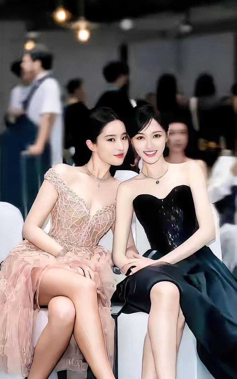 第一眼看去还是穿黑色礼服的好看，粉色的没有太大气质