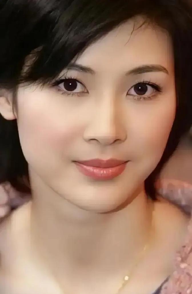 别再叫她“亮剑女神”了，这个称呼害了她15年。你记得的，是《亮剑》里那个温