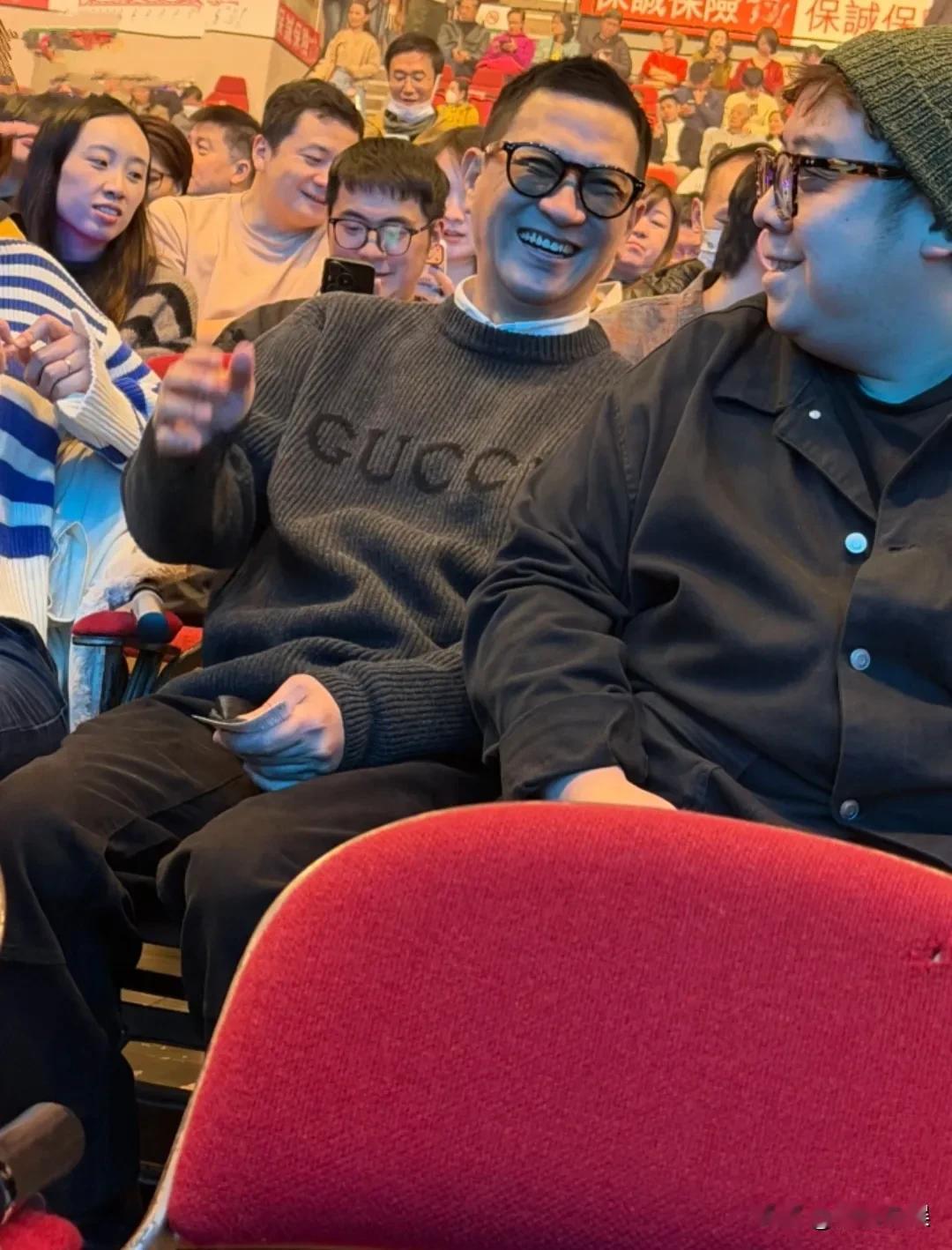 “亲弟弟”来看哥哥的演唱会了。[呲牙笑]张家辉现身张学友和红馆演唱会，他戴着眼镜