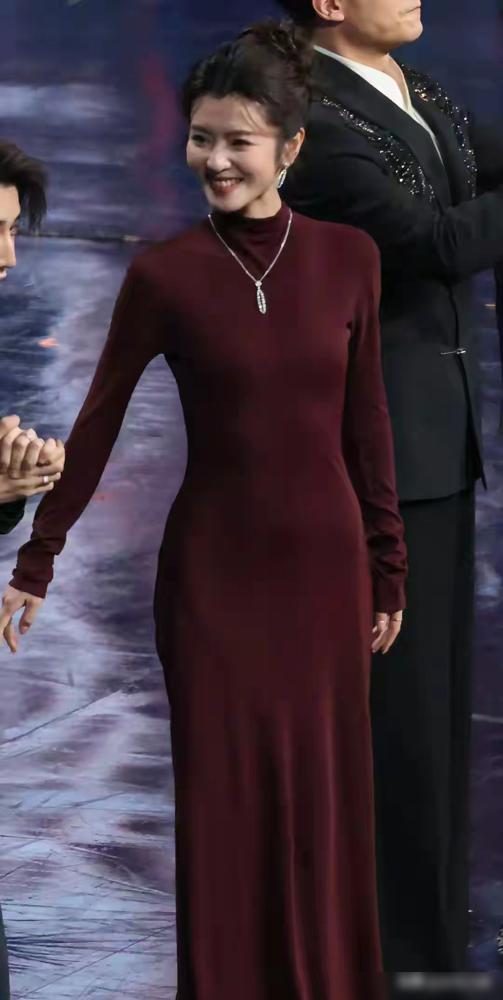 别只盯着李云霄的腹肌，人家1月份刚评上一级演员。微博之夜，一条酒红色长裙，没