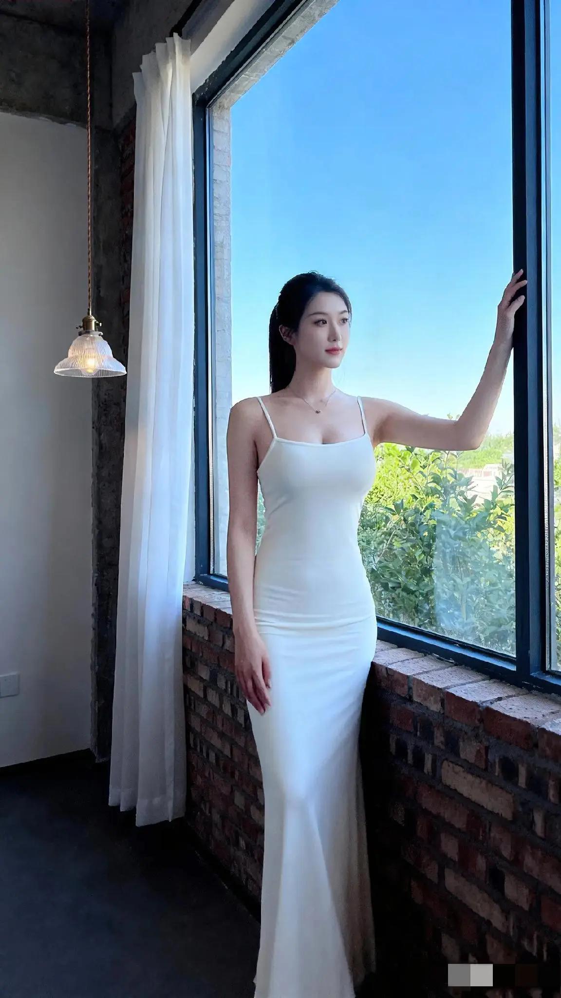 优雅白裙，窗前静候，岁月静好