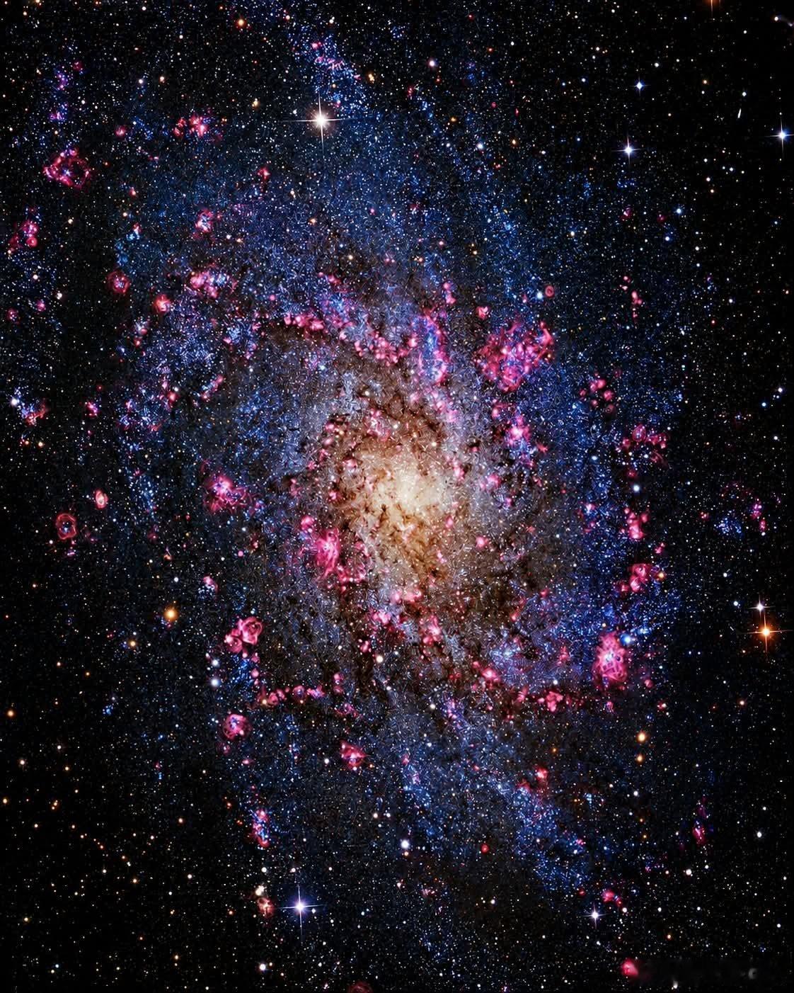 M33的宇宙烟火！三角座星系中发光的氢云，绘就了一幅令人叹为观止的画卷，展现了我