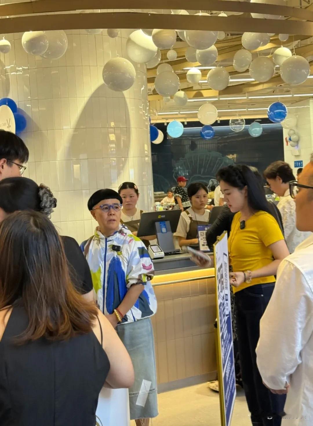 金龟子和女儿娃娃现身漳州。金龟子戴着眼镜，穿着长袖，八分阔腿裤，尽管留着娃娃头