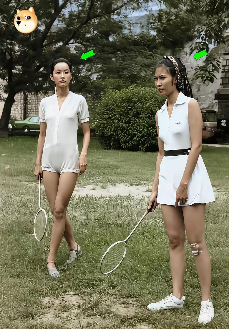 40年前的运动服，穿在林青霞和萧芳芳身上非常好看，两人体态苗条匀称健康，衣服设计