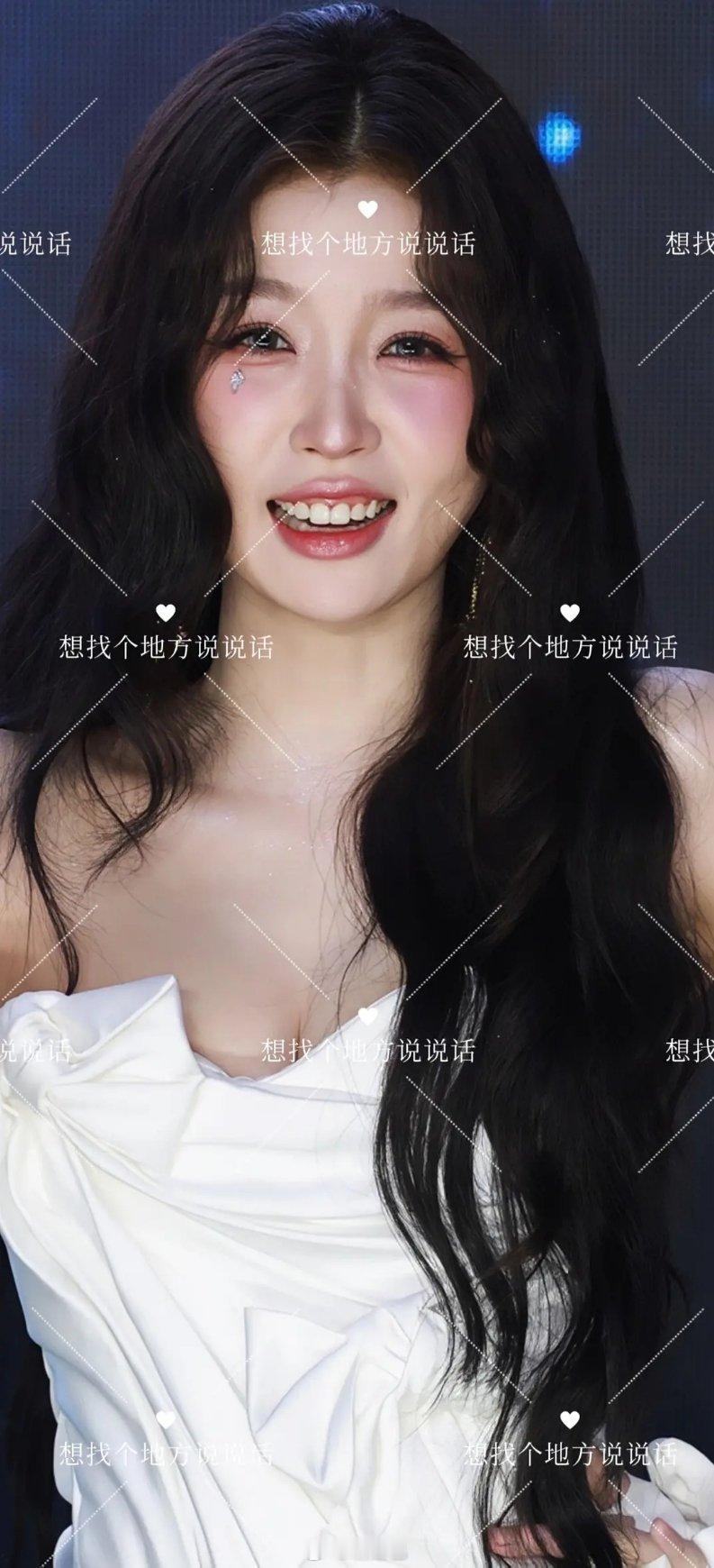 虞书欣左脸怎么凹进去了？之前还是圆润的​​​