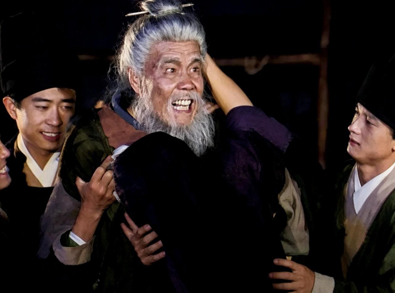 提起《红楼梦》，几乎没人不知道焦大。这宁国府的老仆借着酒劲在府门口撒泼，满嘴脏话