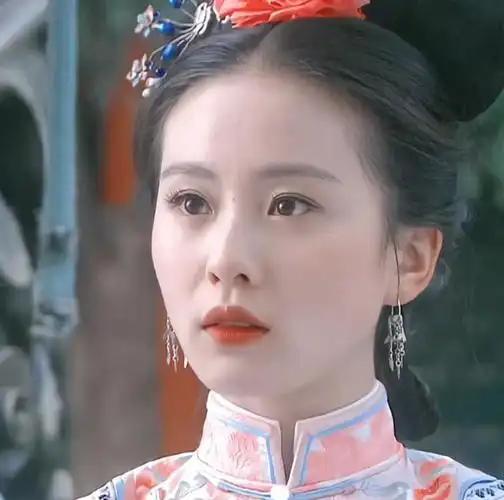 四爷对谁并非逢场作戏，而是每一个都真心喜欢。 皇后是他的结发妻子，永远端庄得