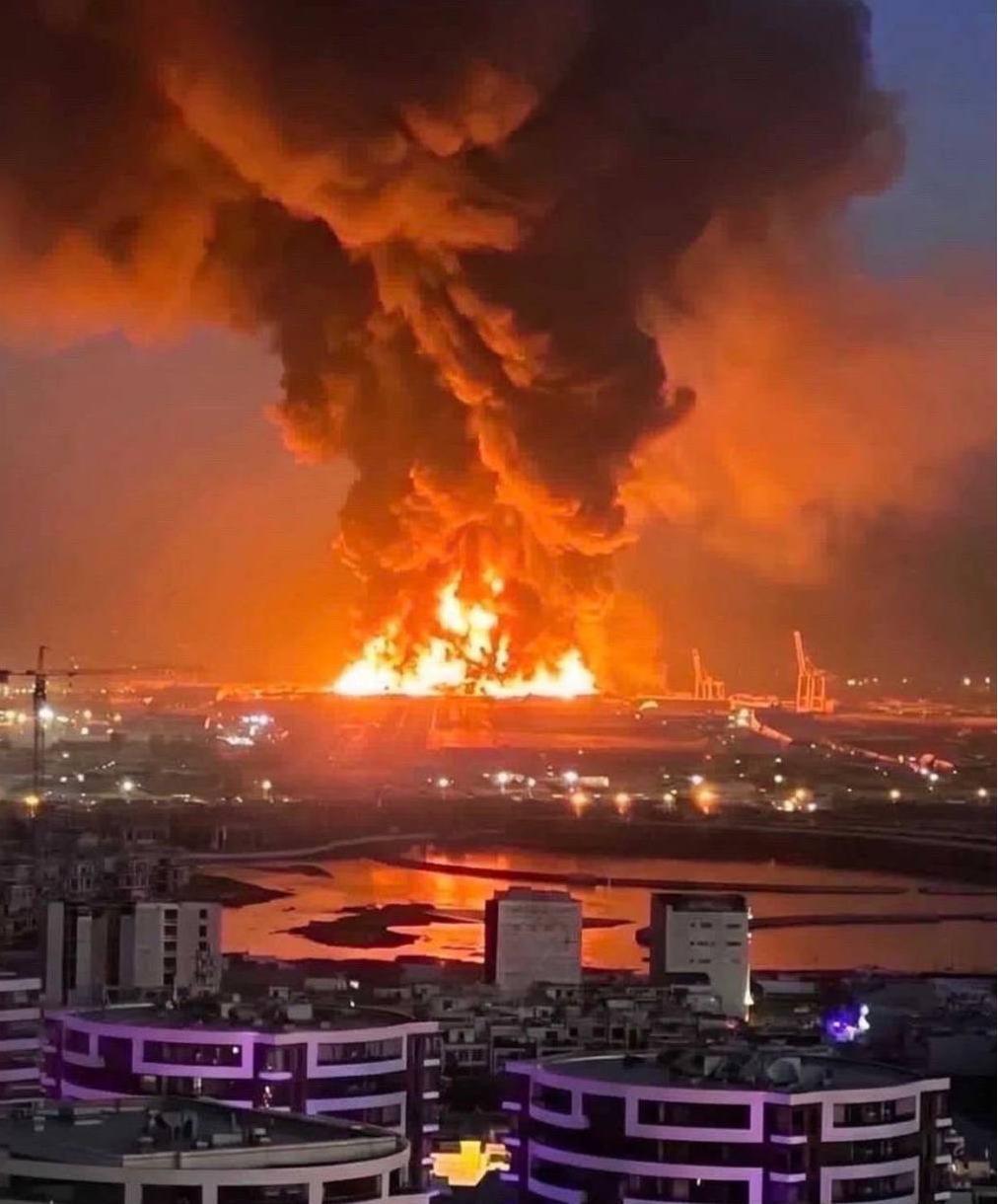 伊朗没有跟美军拼战机、拼航母，直接把导弹和无人机砸进后勤仓库。几十万吨燃油被点燃