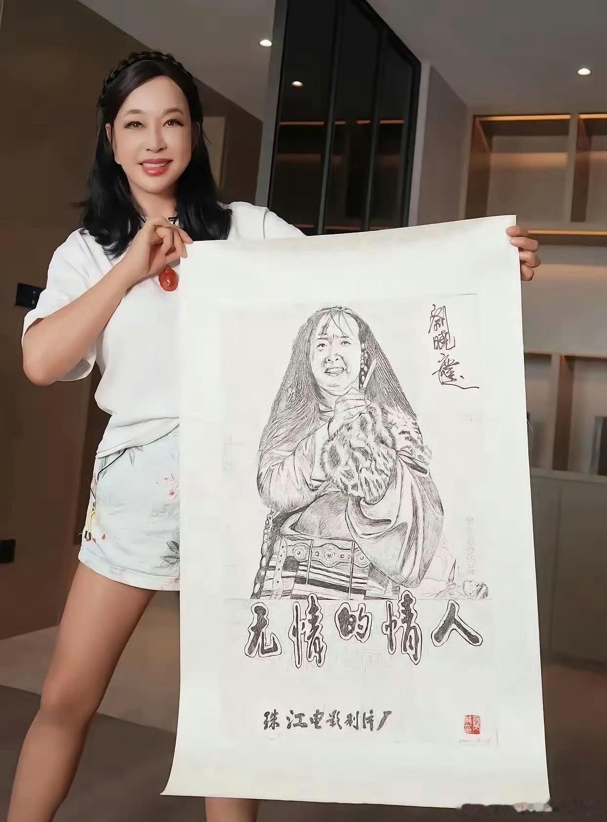 刘晓庆真是吾辈之楷模，书法写得好，画也画得好。在她笔下，人物画得很传神，一眼就能