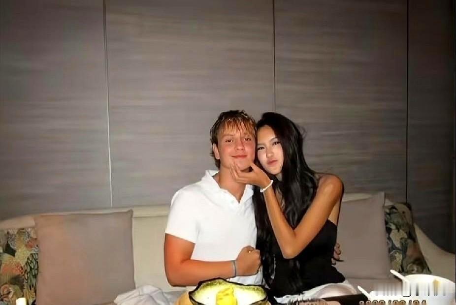 钟丽缇的小女儿考拉在社交平台上高调秀出了男友。16岁的小丫头跟男朋友搂搂抱抱