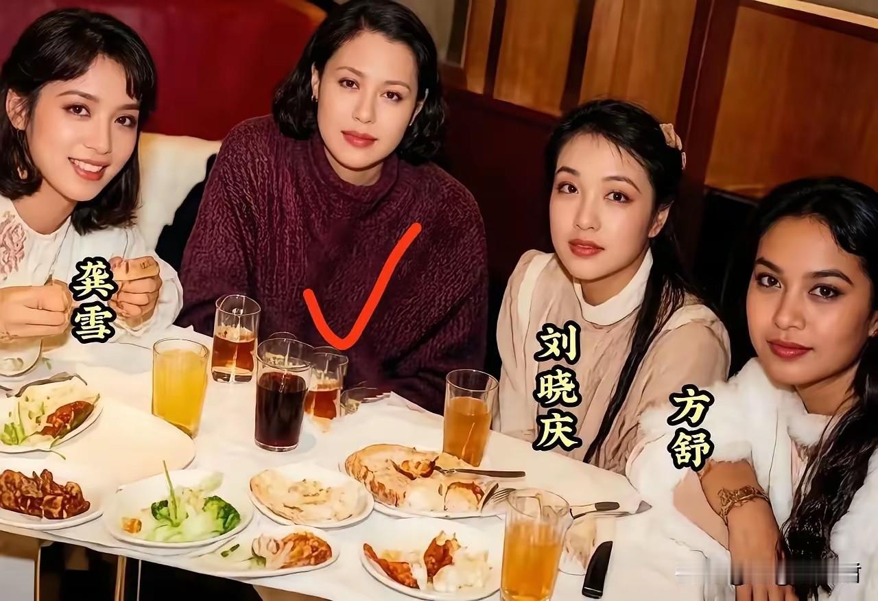 她是谁？刚刚刷到一张老照片，这几个人才是真正的美貌，清纯的自然美，一眼望过去很