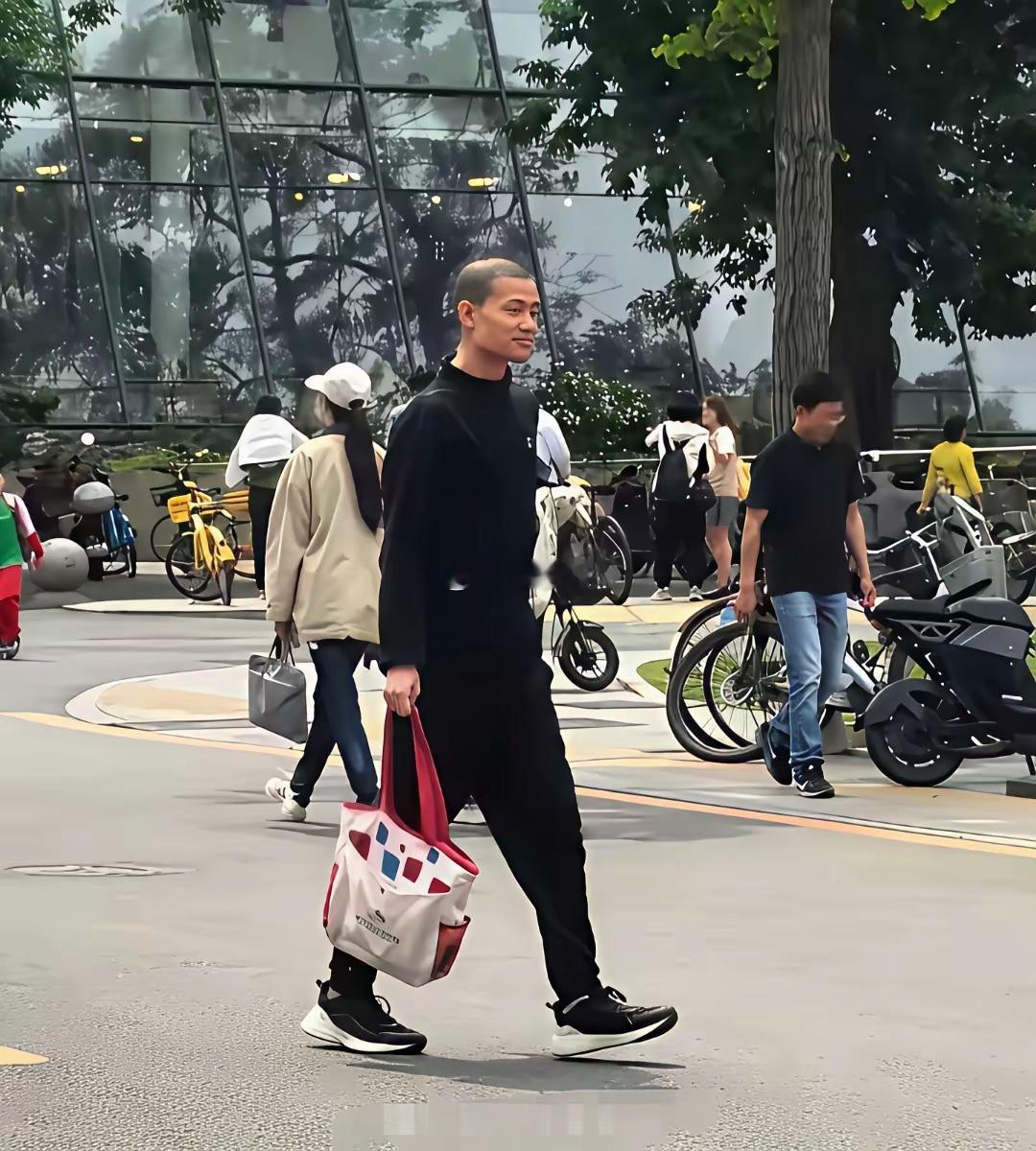 北大韦神风格大变样，头发少了，变得洋气了不少。