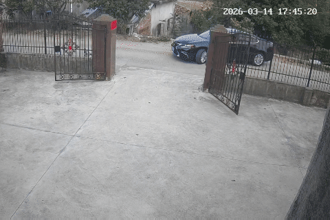 既不想花钱装电动门，人又懒得下车把门固定，还想要享受开车进出自如的便捷，