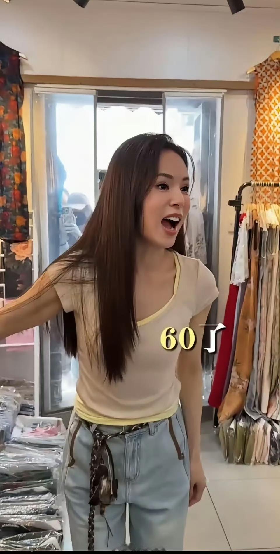 李若彤60岁，旁边大姐56岁，看着像两代人，保养的好就是年轻。​​​