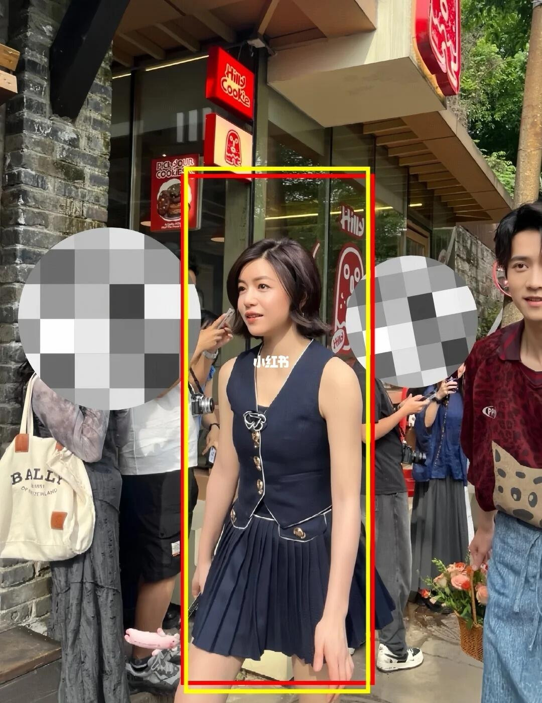 卧去....突然就不理解陈晓了？！路人偶遇的陈妍希也太美了吧！！白嫩嫩的人群里