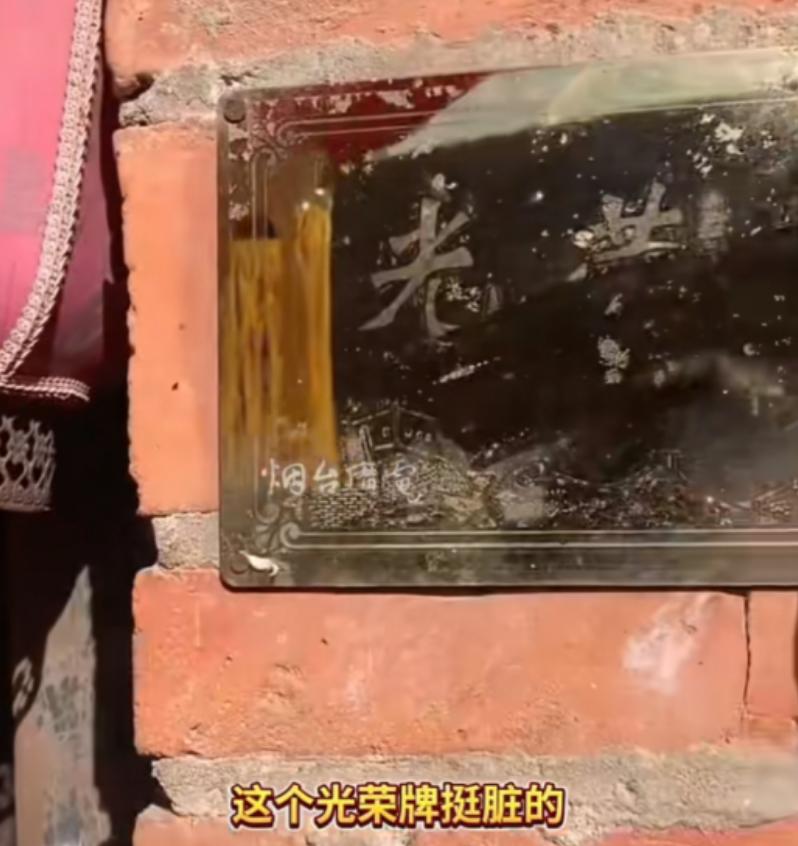 山东烟台，一名退伍老兵回老家过年，陪父亲在门口贴对联时，突然发现门口“光荣之家”