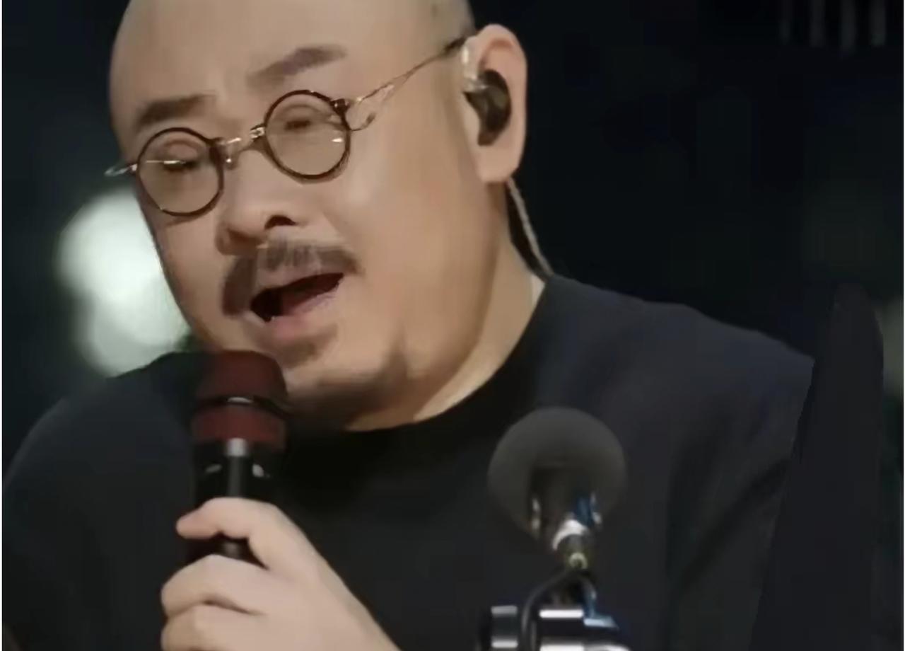 53岁刀郎深夜啃掉两块羊排，对着镜头苦笑：美食总赢。白天饿得发慌，晚上馋得发疯