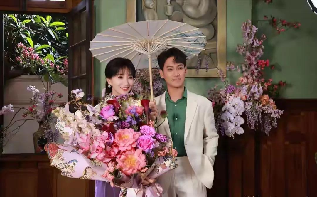 71岁赵雅芝与儿子共享早餐时光，一袭优雅装束，手捧丈夫所赠浪漫花束，丝巾轻缀更添