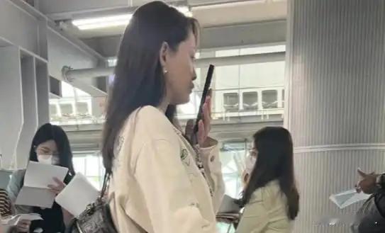 46岁陈乔恩在澳洲被拍，肚子明显隆起像怀孕，老公一路小心搀扶