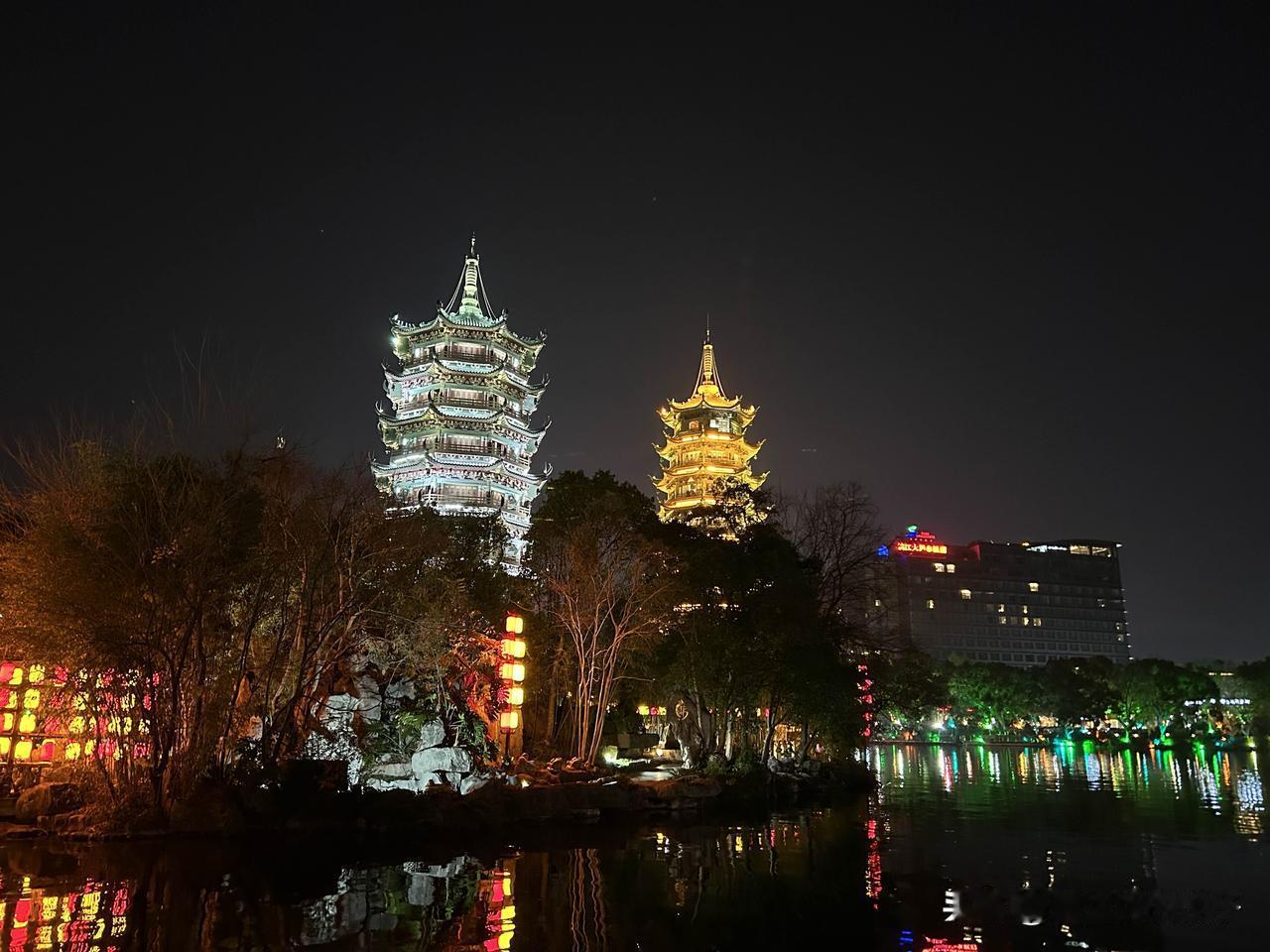 醉美八桂行广西最美当属桂林漓江，84公里水路如铺展的水墨长卷，九马画山形态奇