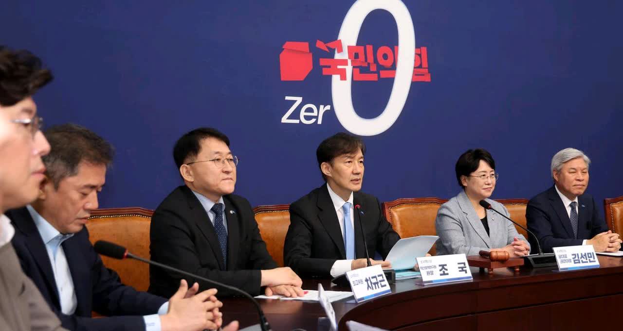 韩国媒体消息，曹国，9月1日首次出席革新党最高委员会会议。他提出，革新党的首要任