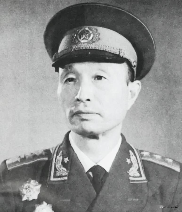 1942年1月，时任新四军三师副师长的张爱萍，在参加华中局党委扩大会议时，被坐在