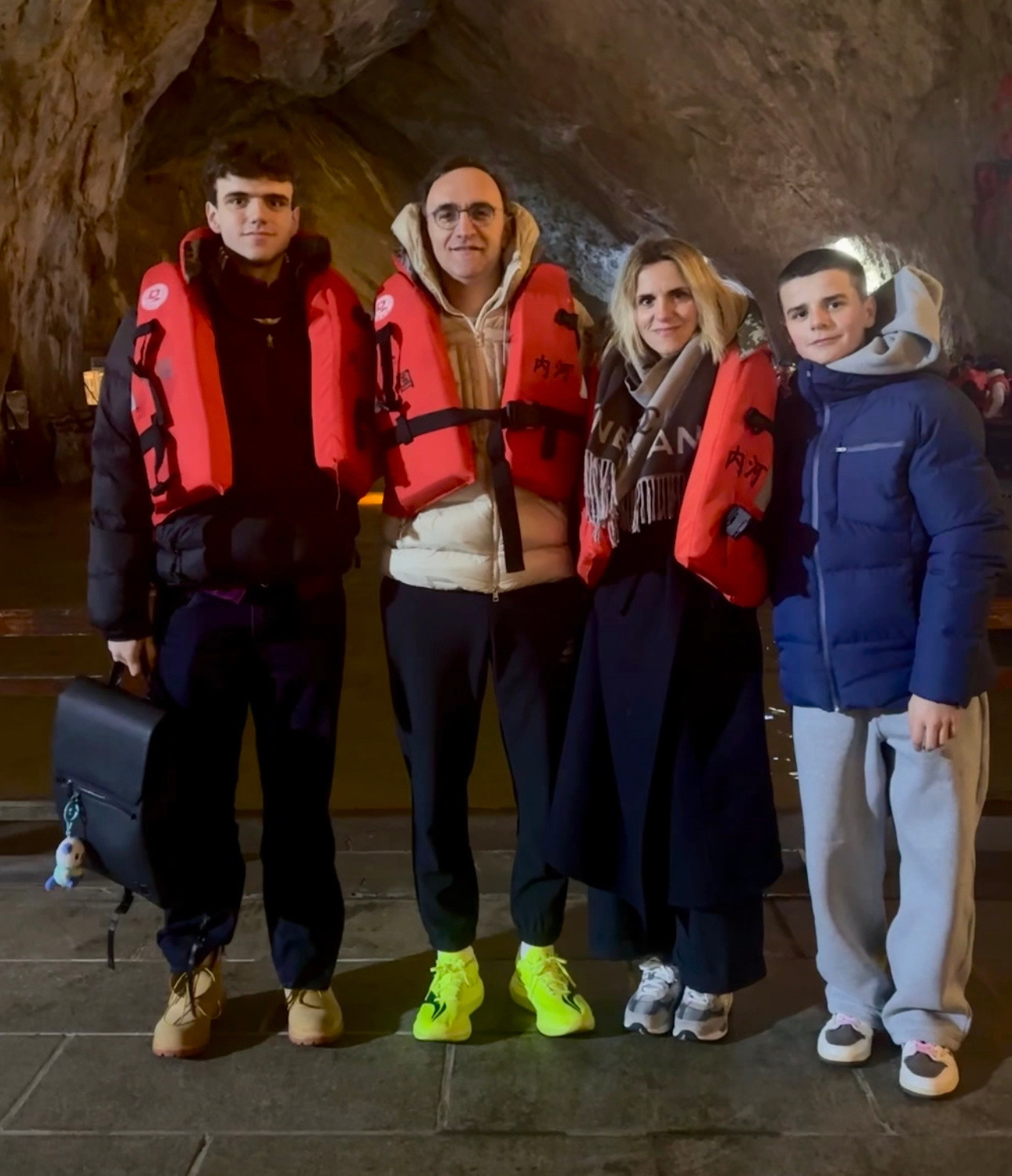 乌戈•洛佩斯一家人去了本溪水洞