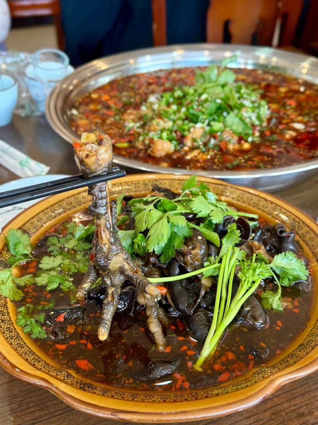 四川小县城内江威远县越是小地方，好吃的东西越多，毕竟大多数年轻人都离乡了，能