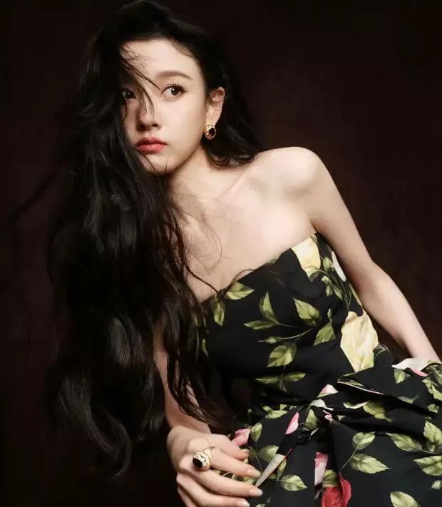 宋祖儿穿绣花黑裙秀纤细腰肢单手拎裙子尽显少女灵动。