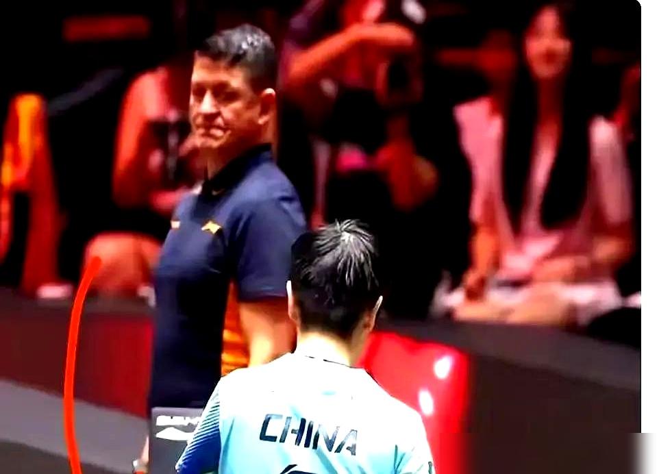 孙颖莎这回又上热搜，大满贯赛场上，她直接抓件蓝队服当毛巾，裁判当时就看懵了，就离