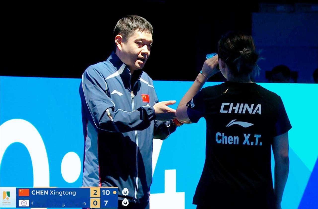 亚洲杯，为何邱贻可给陈幸同和蒯曼做现场教练？却没给孙颖莎做现场教练？按道理